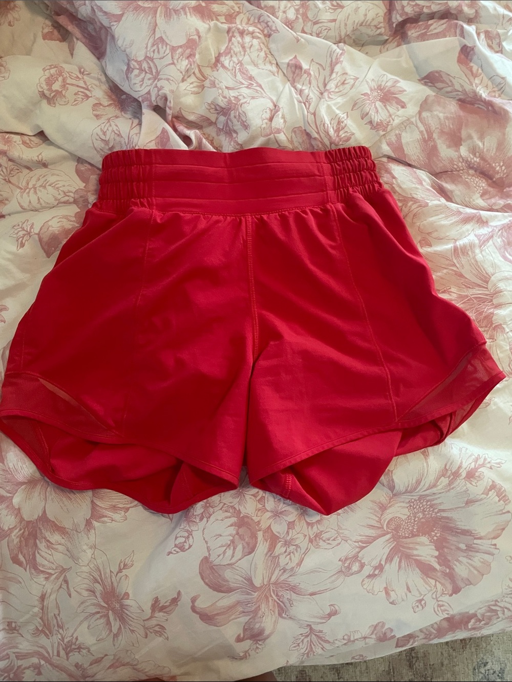 lululemon athletica Women's hotty hot 4 inch Shorts - Red/hot pink